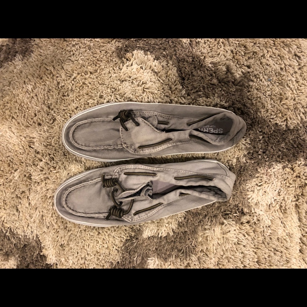 Grey sperrys